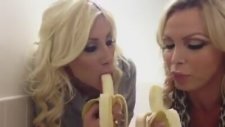 Muz Nasıl Yenir? - Puma Swede & Nikki Benz