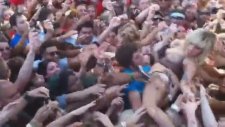 Lady Gaga'yı Crowd Surfing Sayesinde Hoplatmak