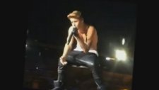 Sahnede Donu Düşen Justin Bieber