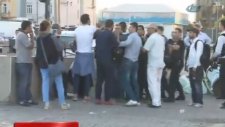 Göstericiye Yumruk Atan Polis