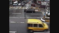Aracından İnip Görme Engelli Yayayı Karşıya Geçiren Dayı