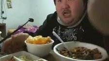 Yemek Yerken Kendinden Geçen Koreli