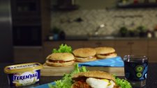 Yumurta ve Pastırmalı Sıcak Sandviç