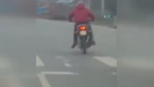 Motosiklet Sürücüsünün Tehlikeli Akrobasisi