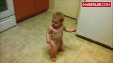 Yürümeyi Öğrenmeden Dans Etmeyi Öğrenen Bebek