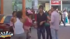 Kendisi İçin Dövüşen Kızları Ayırmaya Çalışan Genç