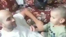 Oğluyla Şamar Atma Yarışına Giren Baba(!)