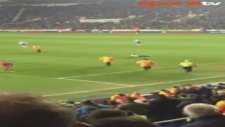 Sahaya daldı, güvenlikleri şoke etti!...