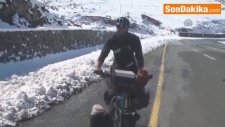 Bisikletiyle Dünyayı Turluyor