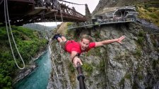Yeni Zelanda'da Bungee Jumping Yapan Çılgınlar
