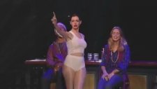 Anne Hathaway'in Wrecking Ball Performansı
