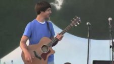 Akustik Gitarda Destan Yazan Genç
