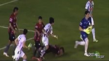 Futbolda güreşe 2 kırmızı kart!