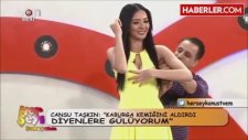 Erol Köse Cansu Taşkın'ın Kalçasını Ölçtü