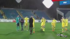 Maç Bitti, Sahada Evlenme Teklifi Yaptı!