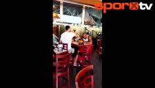 Boksörler Restoranda Kapışınca