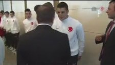 Trabzon Erdoğdu Anadolu Lisesi oyuncuları, Davutoğlu'nu karşıladı