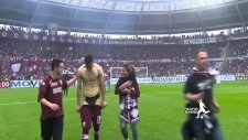 Kadın Taraftar Futbolcunun Şortunu Aldı