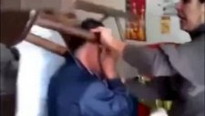 Kafası Tabureye Sıkışan Adam