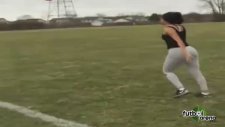 Amerikalı modelden futbol şöleni!