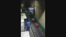 Uçaklarda Valizler Böyle Taşınıyor