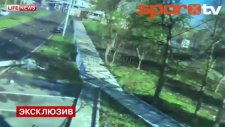 Ünlü futbolcu 170 km hızla direğe çarptı