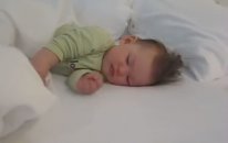 Uykudan Uyanan Sevimli Bebek