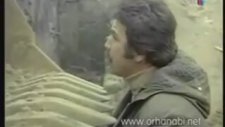 Dozerin Önünde Bağdaş Kurmak (Orhan Gencebay)