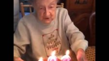 102. Yaşını Kutlayan Ninenin Mumları Üflerken Takma Dişi Çıkarsa!