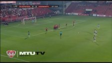 Duran Topa Kafa Vurarak Frikik Kullanmak