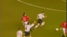 Eric Cantona'nın Karizmatik Gol Sevinci (1996)