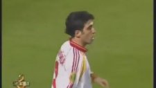 Hagi'nin Hakan Şükür'e Attığı Bakış