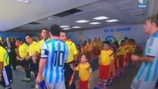 Messi İle El Sıkışmaya Çalışan Çocuk