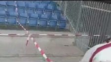Tezahürat Yaparken Tribünü Yerinden Oynatmak