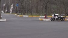 Motosiklette Tek Teker Hareketi - Altın Elbiseli Adam