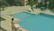 Havuz Başında Koşarken Aşık Olmak