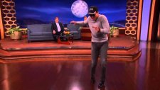 Van Damme Kickboxer'daki Dans Performansını Yeniden Canlandırdı