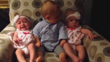İkiz Bebekleri Görünce Şaşıran Bebek