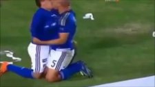 Dünyada Bir İlk Öpüşerek Kutlanan Gol Sevinci
