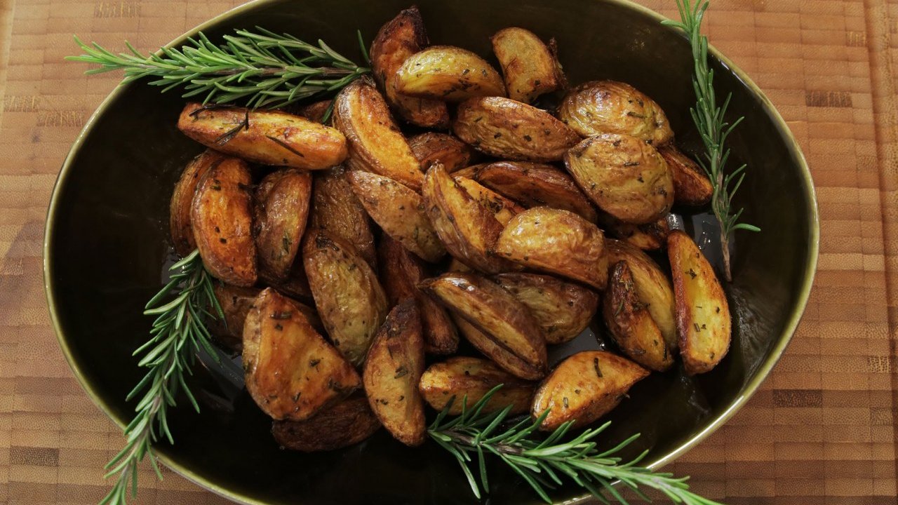 Fırında Otlu Patates Tarifi Fırında Otlu Patates Tarifi