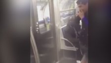 Metroda Kapının Önünde Dikilen Kıza Yapılan Şaka