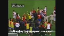 Emre Belezoğlu'nun Kosta Rika'lı Futbolcularla Kavgası (2002 Dünya Kupası)