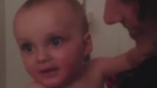 Annesinin İkizini İlk Kez Gören Bebek