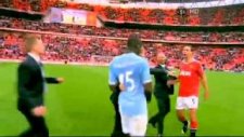 Rio Ferdinand'ın Sinirini Bozan Balotelli