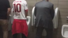 Dursun Özbek'in Tuvalette Taraftarla Transfer Pazarlığı