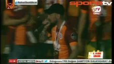 Sneijder mikrofonu eline aldı ve...
