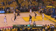 Andre Iguodala ayakkabısız üçlüğü yolladı