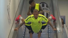 Dani Alves Yürüyen Merdivene Binerse