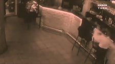 Garson kız, kendisine sarkıntılık eden müşteriyi fena benzetti!