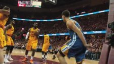 Klay Thompson, Mozgov'un üzerinden smacı bastı